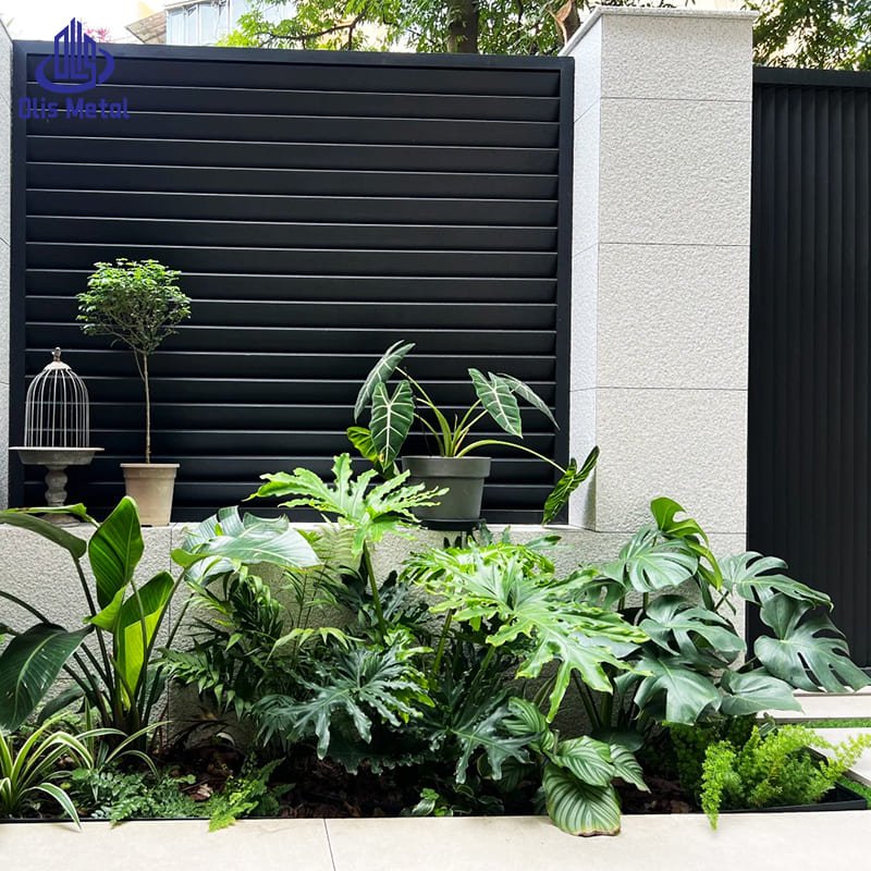 Olis Matte Black Horizontal Aluminum Privacy Fence - Image 4
